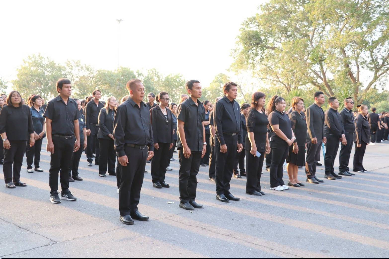 title - ผู้อำนวยการศูนย์ส่งเสริมและพัฒนาอาชีพเสริมนอกภาคการเกษตร ร่วมกิจกรรมแสดงความอาลัยและแสดงความจงรักภักดีสมเด็จพระนางเจ้าสิริกิต์ พระบรมราชินีนาถ พระบรมราชชนนีพันปีหลวง โครงการหนึ่งความดี ล้านความรัก ภูมิใจพรรคพระพันปีหลวง ณ ศาลาพระมิ่งขวัญ ศูนย์ส่งเสริมและพัฒนาอาชีพเสริมนอกภาคการเกษตร (ศูนย์ศิลปาชีพบางไทรฯ (เดิม))